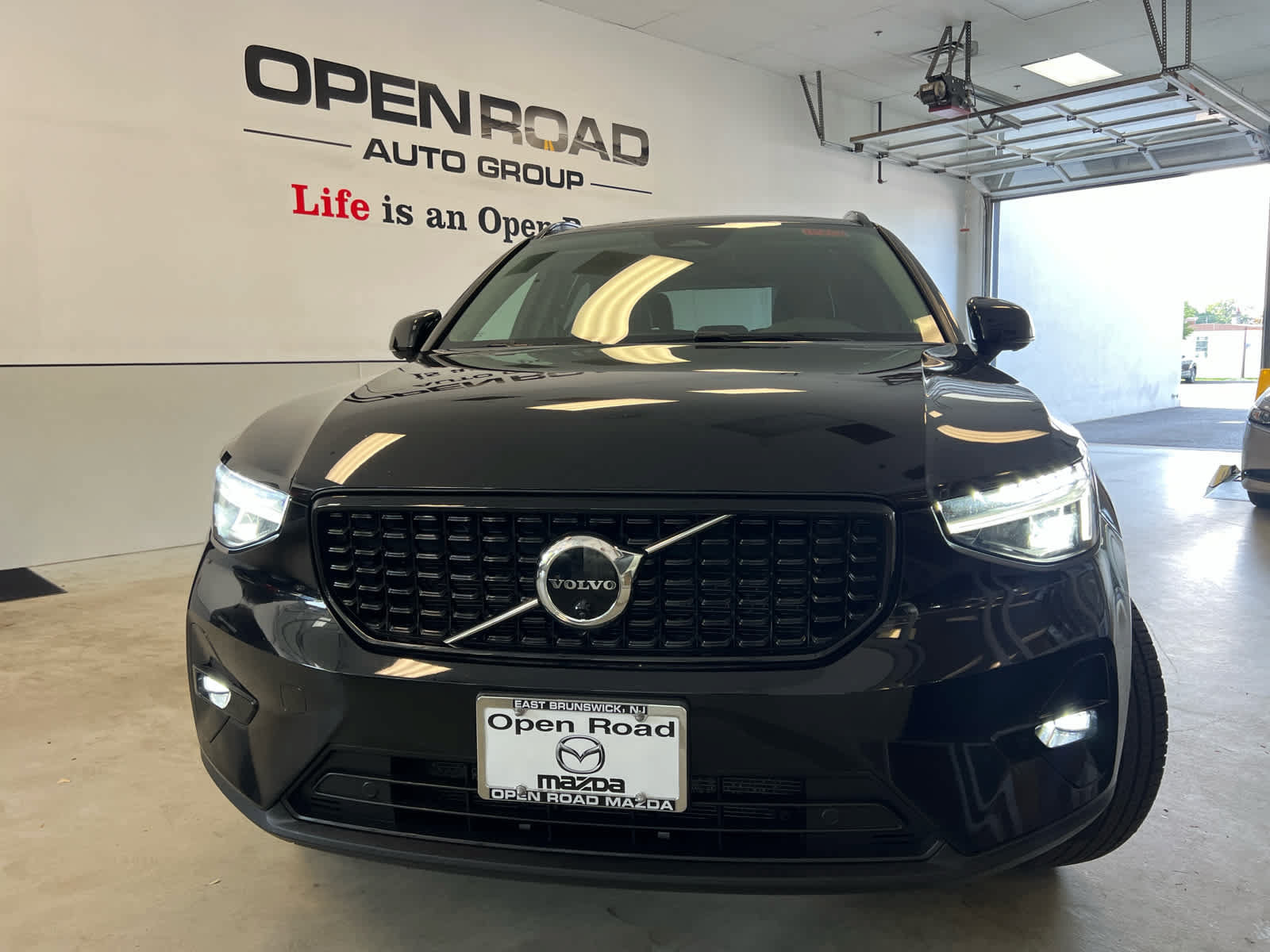 Used 2023 Volvo XC40 B5 Plus w/ Climate Package AWD/4WD image 2