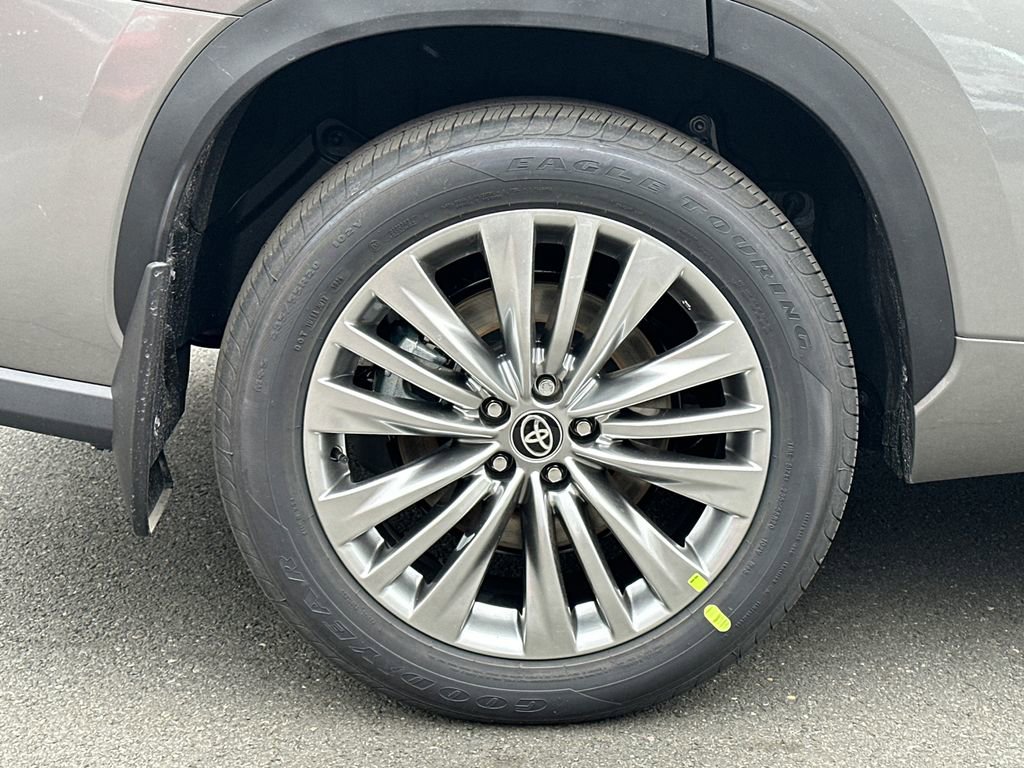 New 2026 Toyota Highlander Platinum image 8