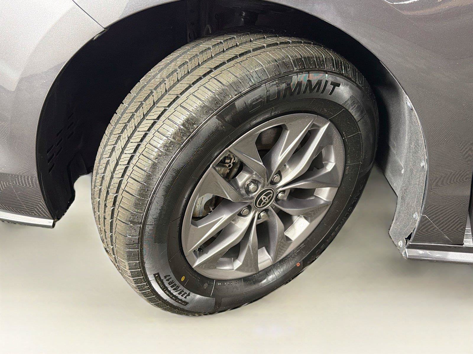Used 2025 Toyota Sienna XLE FWD image 38