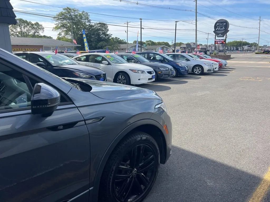 Used 2022 Volkswagen Tiguan SE R-Line image 18