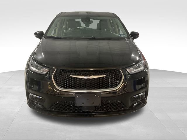 Used 2024 Chrysler Pacifica Touring-L image 2