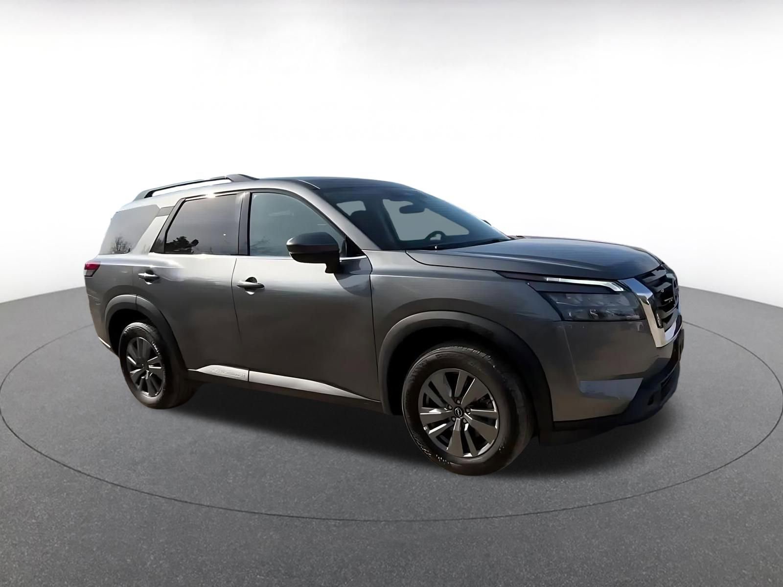 Used 2025 Nissan Pathfinder SV image 2