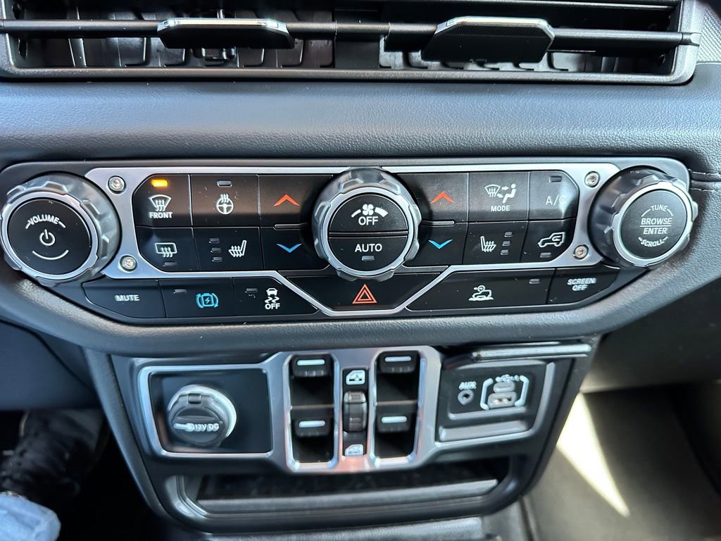 Used 2025 Jeep Wrangler Unlimited Sahara image 22