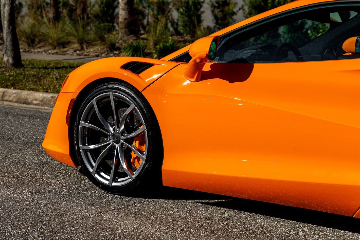 Used 2025 McLaren Artura RWD image 31