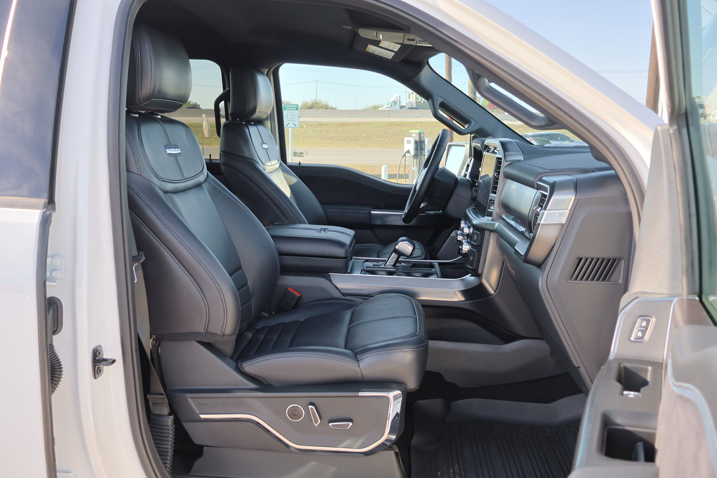 Certified 2025 Ford F150 Platinum w/ FX4 Off-Road Package image 38