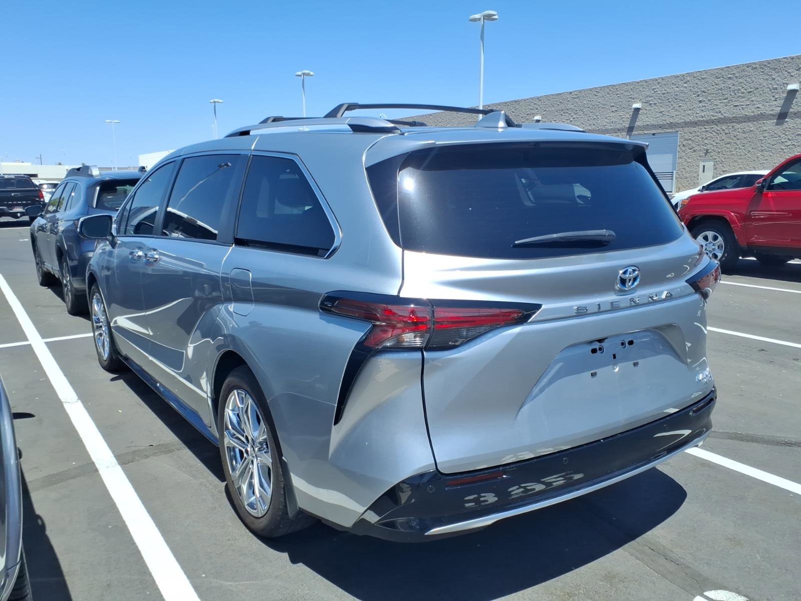 Used 2023 Toyota Sienna Platinum FWD image 4