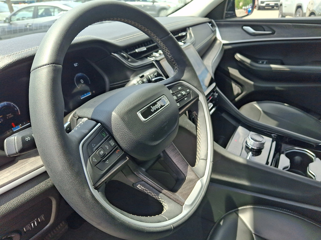Used 2023 Jeep Grand Cherokee L Limited AWD/4WD image 29