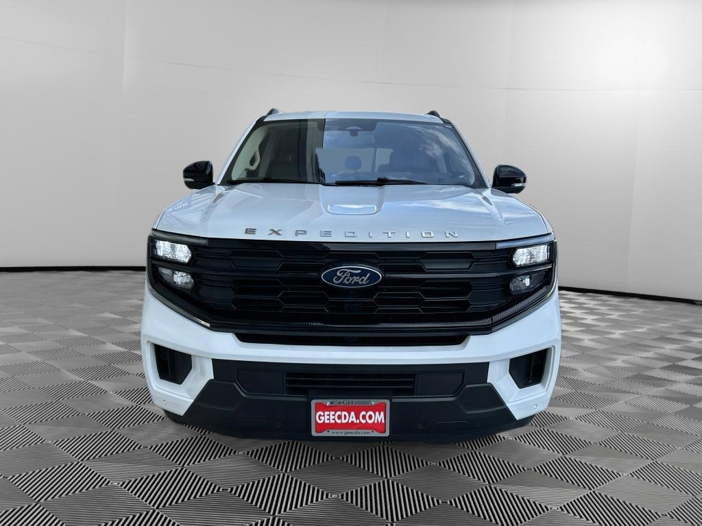 Used 2025 Ford Expedition Active AWD/4WD image 2
