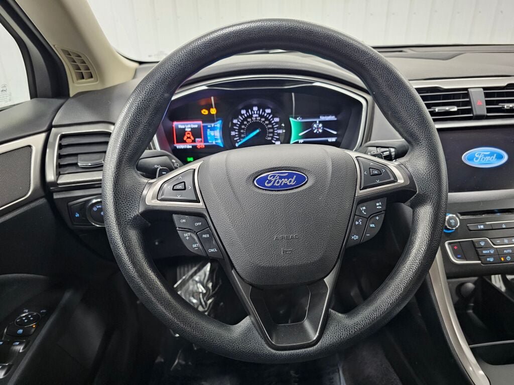 Used 2017 Ford Fusion SE w/ Fusion SE Technology Package FWD image 14