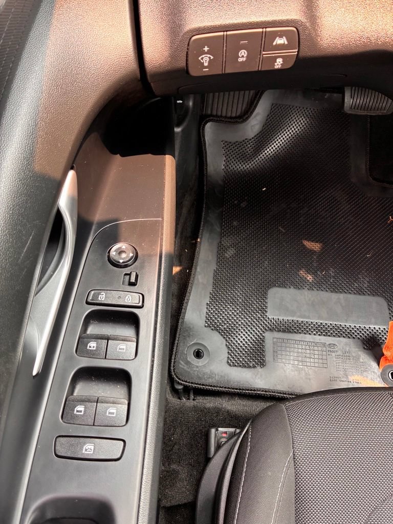 Used 2023 Hyundai Elantra SE FWD image 21