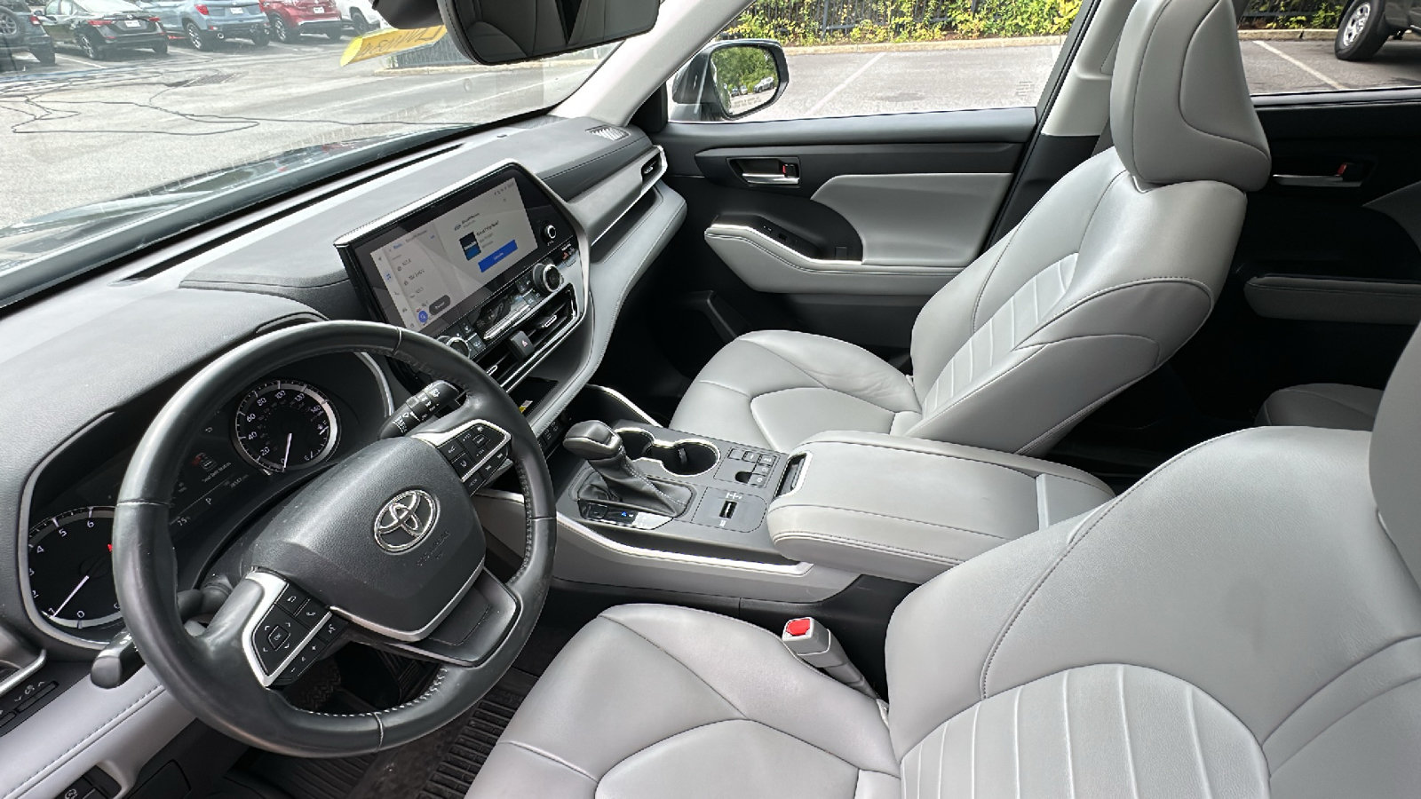 Used 2023 Toyota Highlander XLE FWD image 23