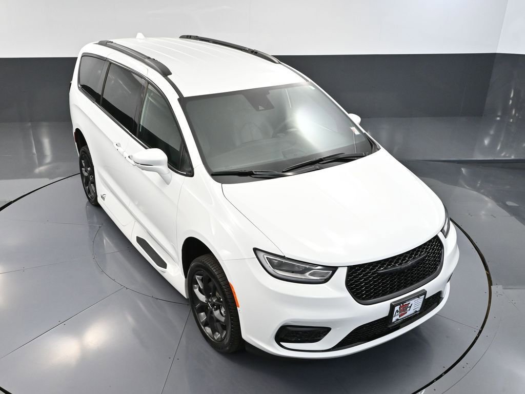 Used 2022 Chrysler Pacifica Touring-L w/ Uconnect Theater Family Group image 63