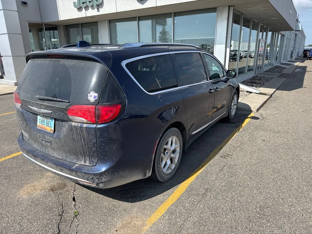 Used 2020 Chrysler Pacifica Touring-L FWD image 3