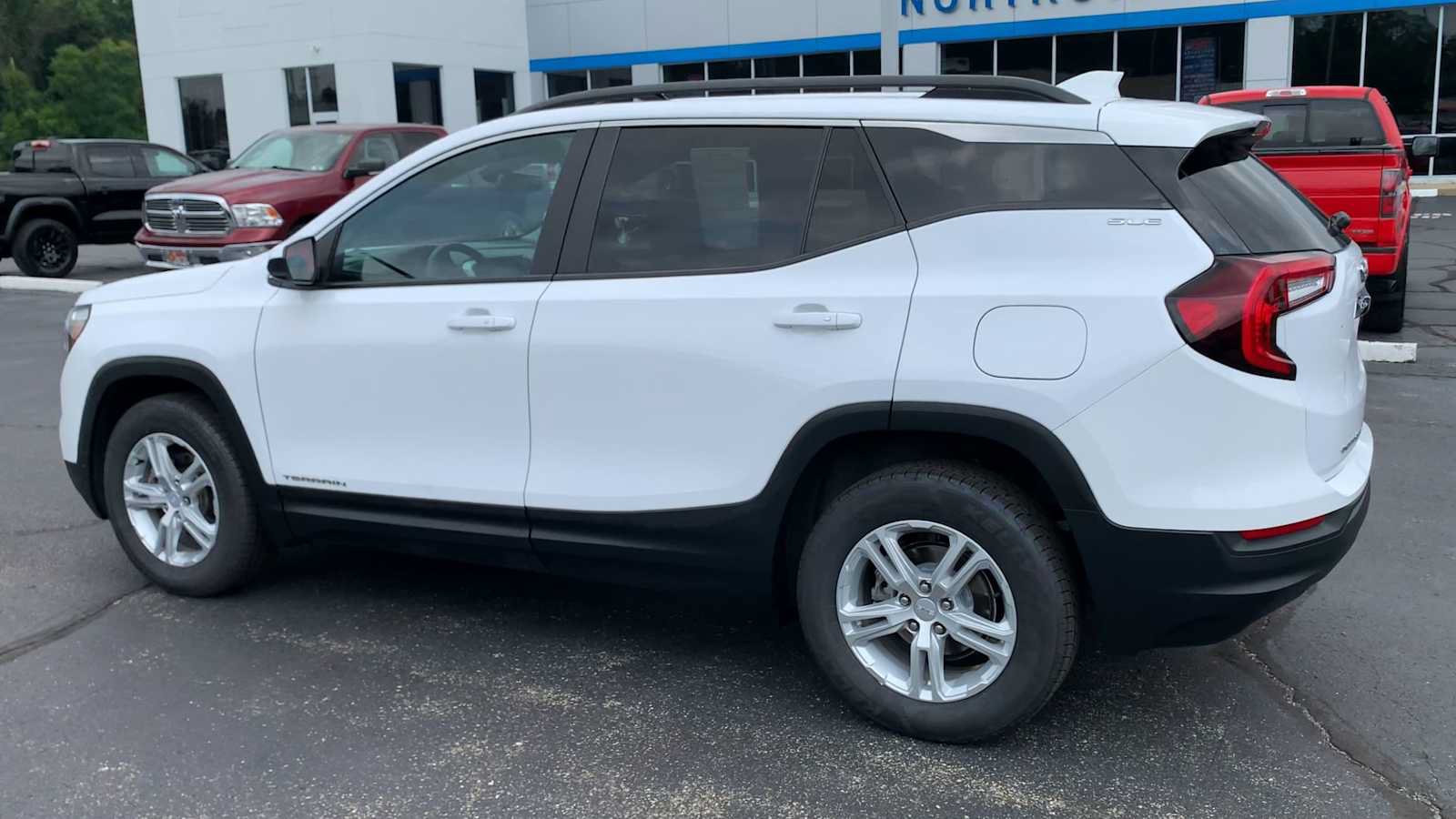 Certified 2022 GMC Terrain SLE w/ Driver Convenience Package AWD/4WD image 6
