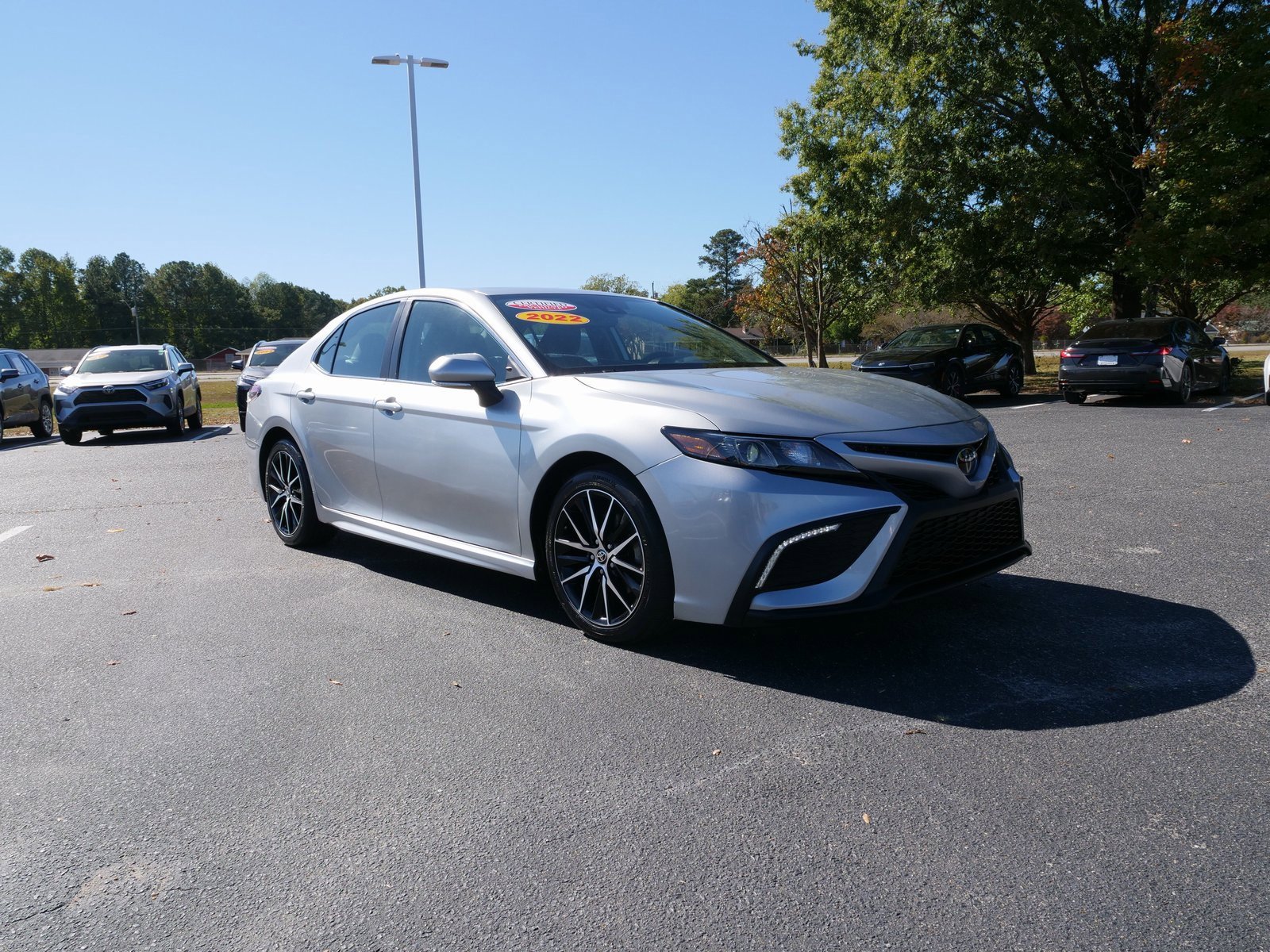 Used 2022 Toyota Camry SE w/ Convenience Package image 2
