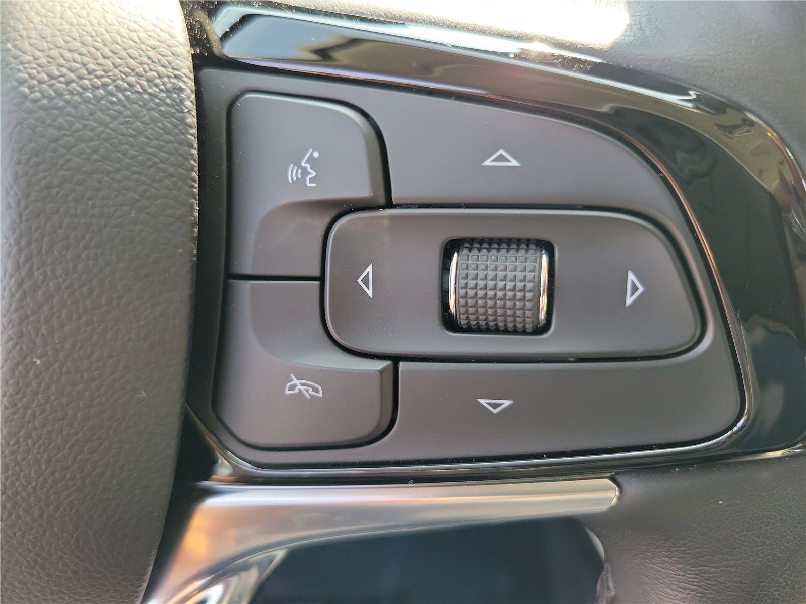 Used 2023 Buick Enclave Essence w/ Experience Buick Package FWD image 23