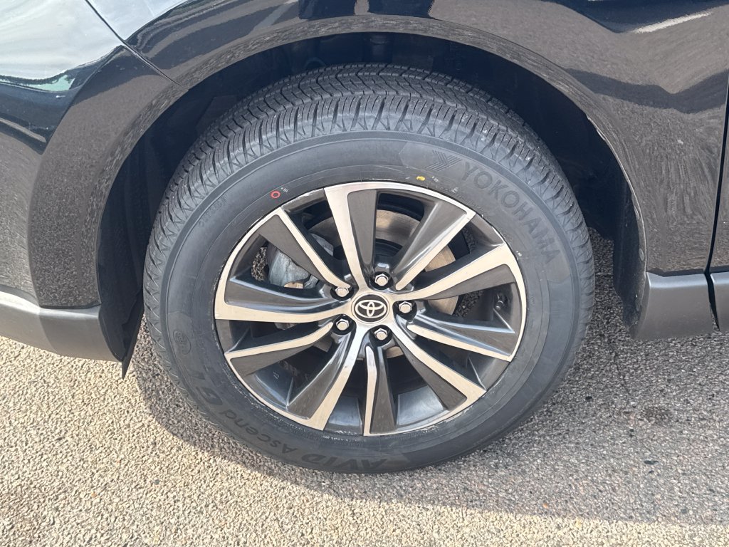 Used 2023 Toyota Venza LE AWD/4WD image 41