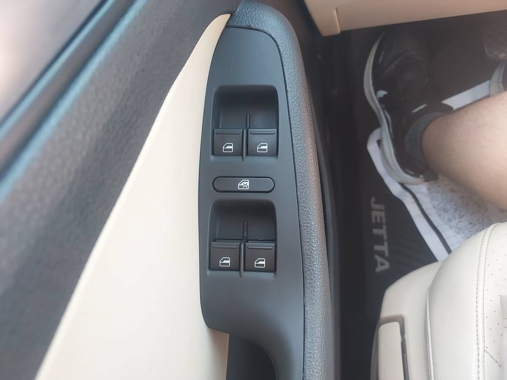 Used 2017 Volkswagen Jetta SE FWD image 23