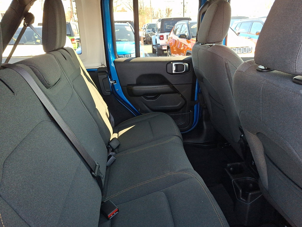 Used 2025 Jeep Wrangler Sahara image 15