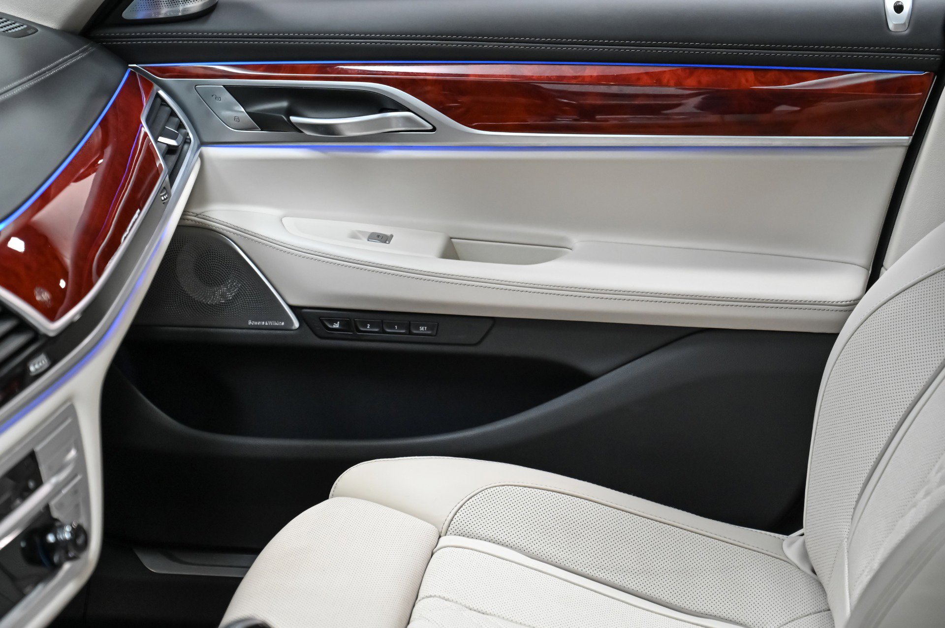 Used 2022 BMW ALPINA B7 xDrive w/ Luxury Rear Seating Package image 38