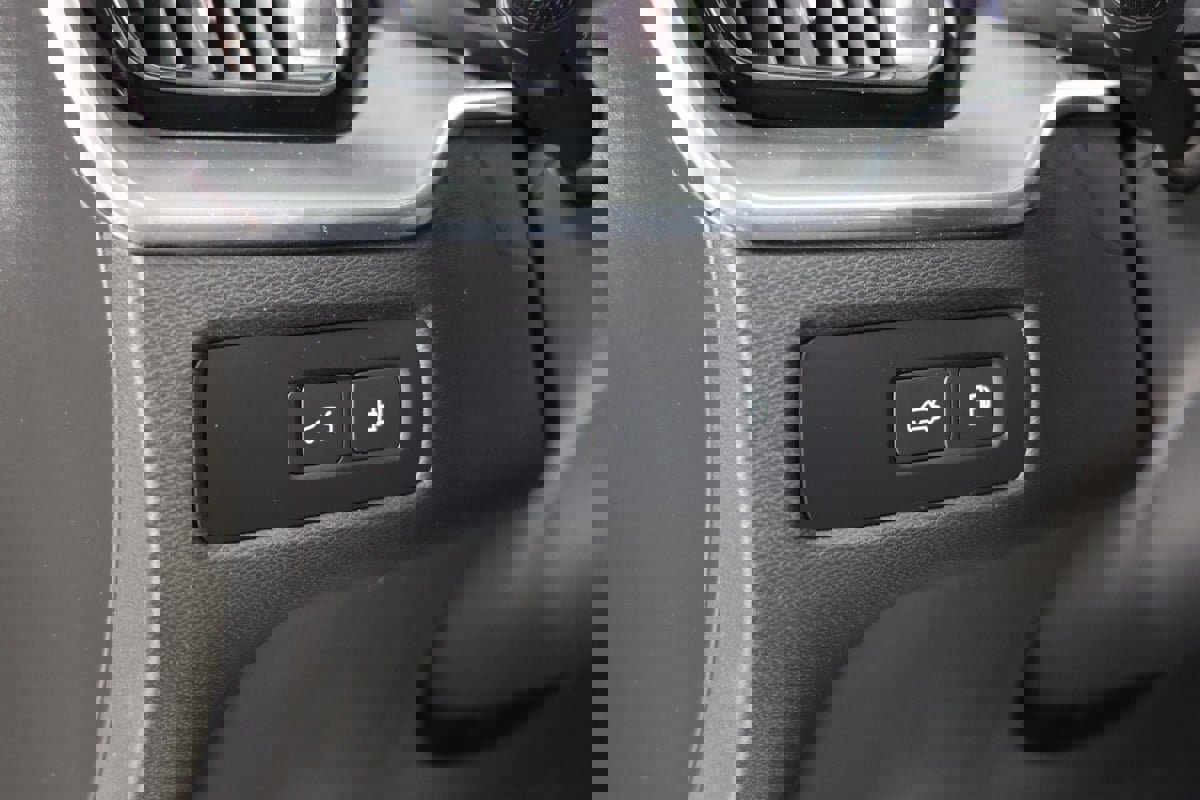 Used 2024 Volvo XC60 T8 Core image 30