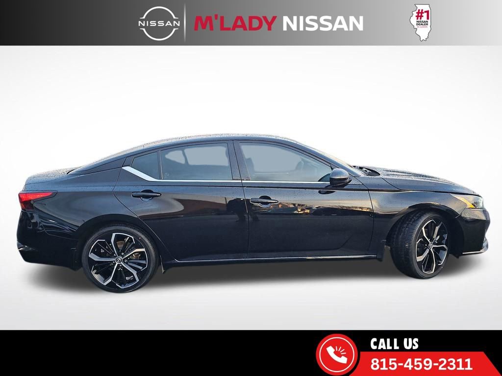 Used 2023 Nissan Altima 2.5 SR w/ SR Premium Package image 3