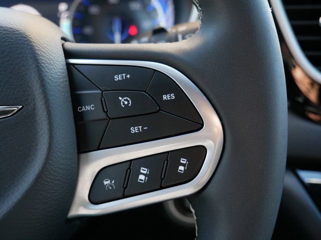 Used 2025 Chrysler Pacifica Select image 20