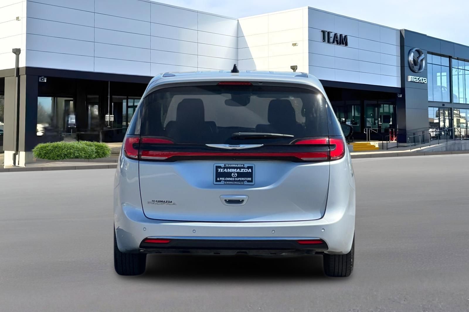 Used 2024 Chrysler Pacifica Touring-L FWD image 5
