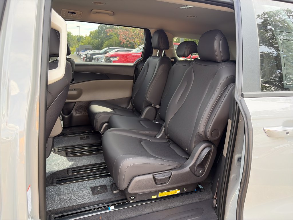 New 2027 Kia Carnival FWD image 23