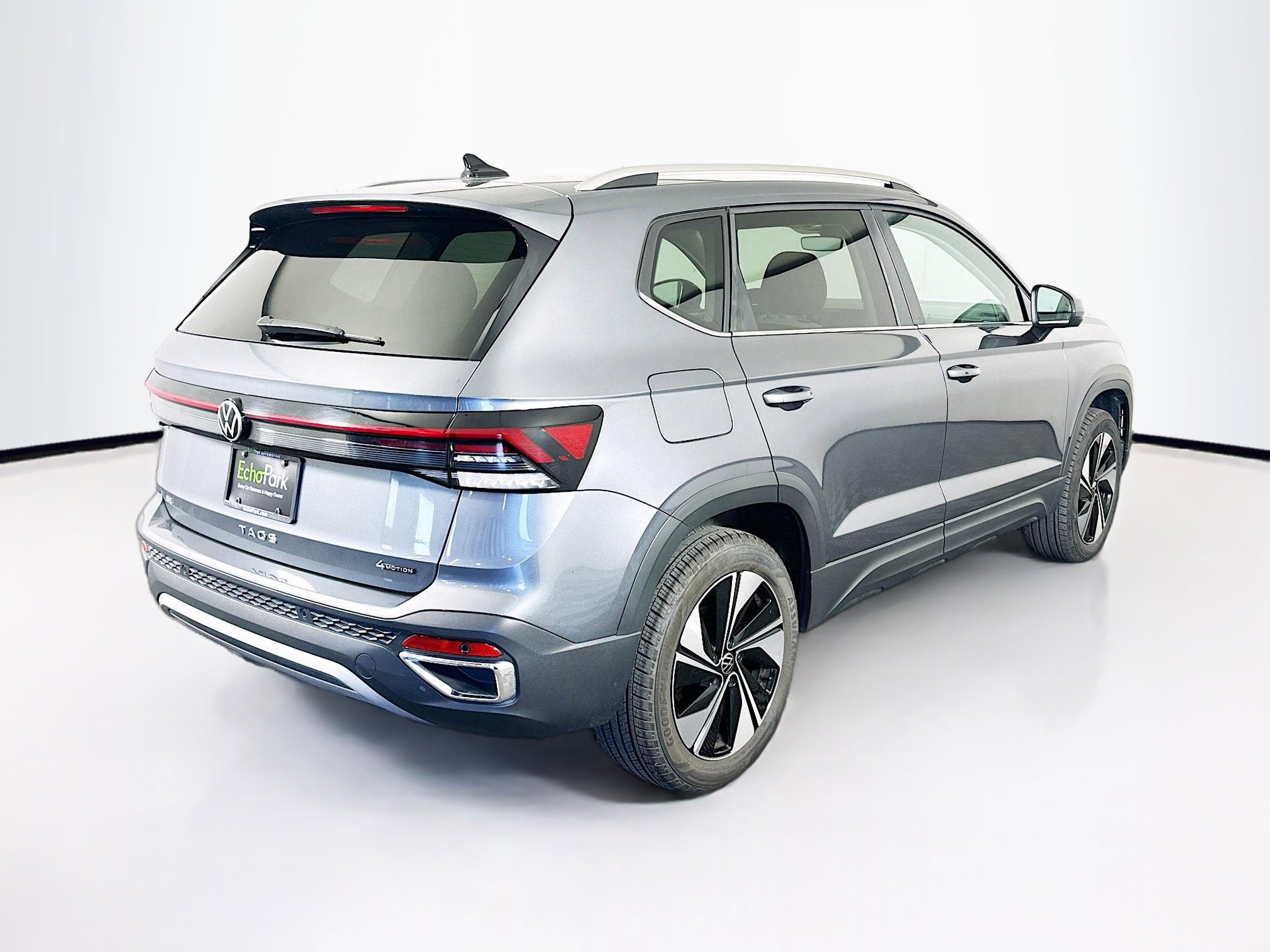 Used 2025 Volkswagen Taos SE AWD/4WD image 9