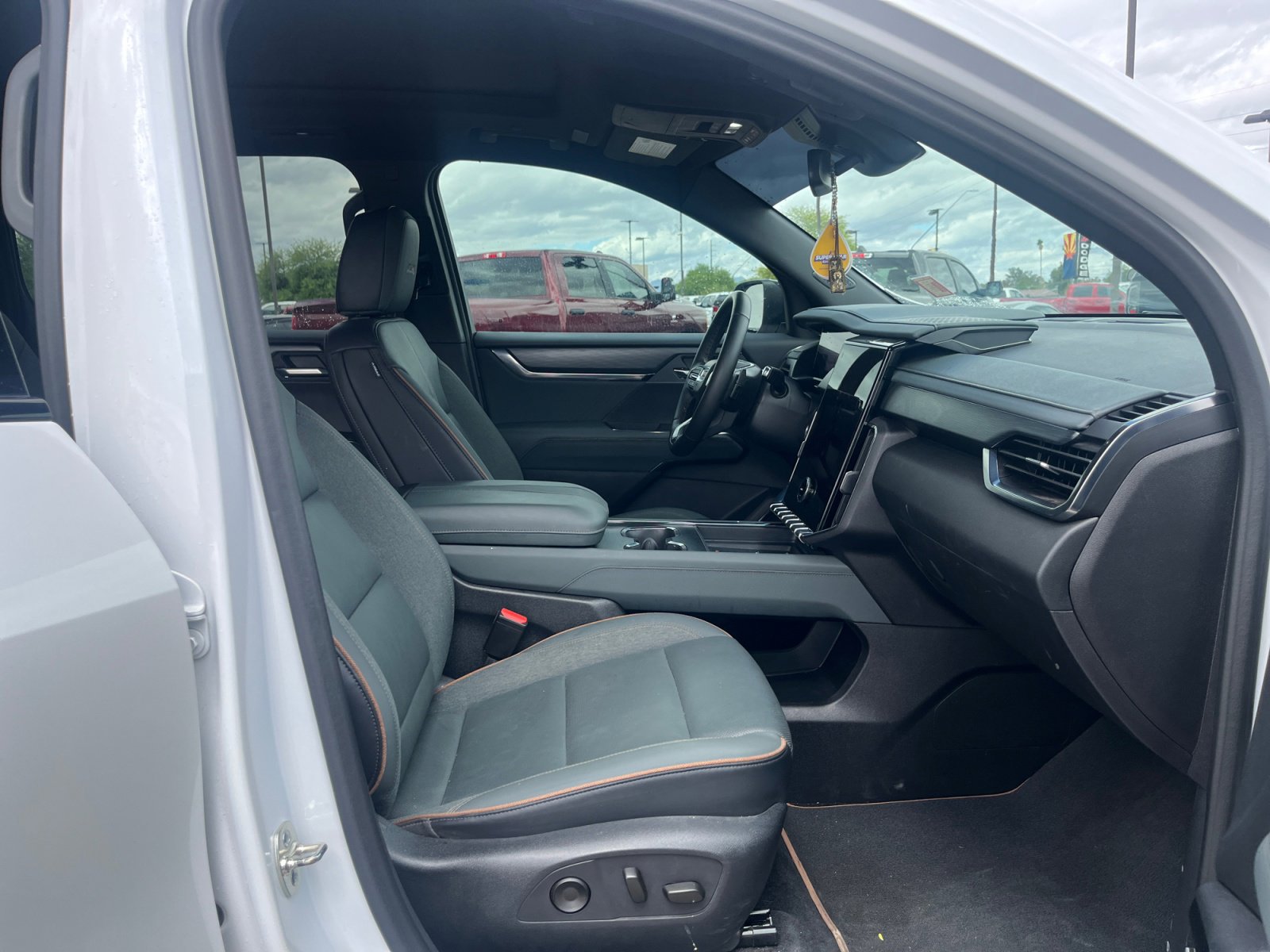 Used 2025 GMC Acadia AT4 w/ Luxury Package AWD/4WD image 19