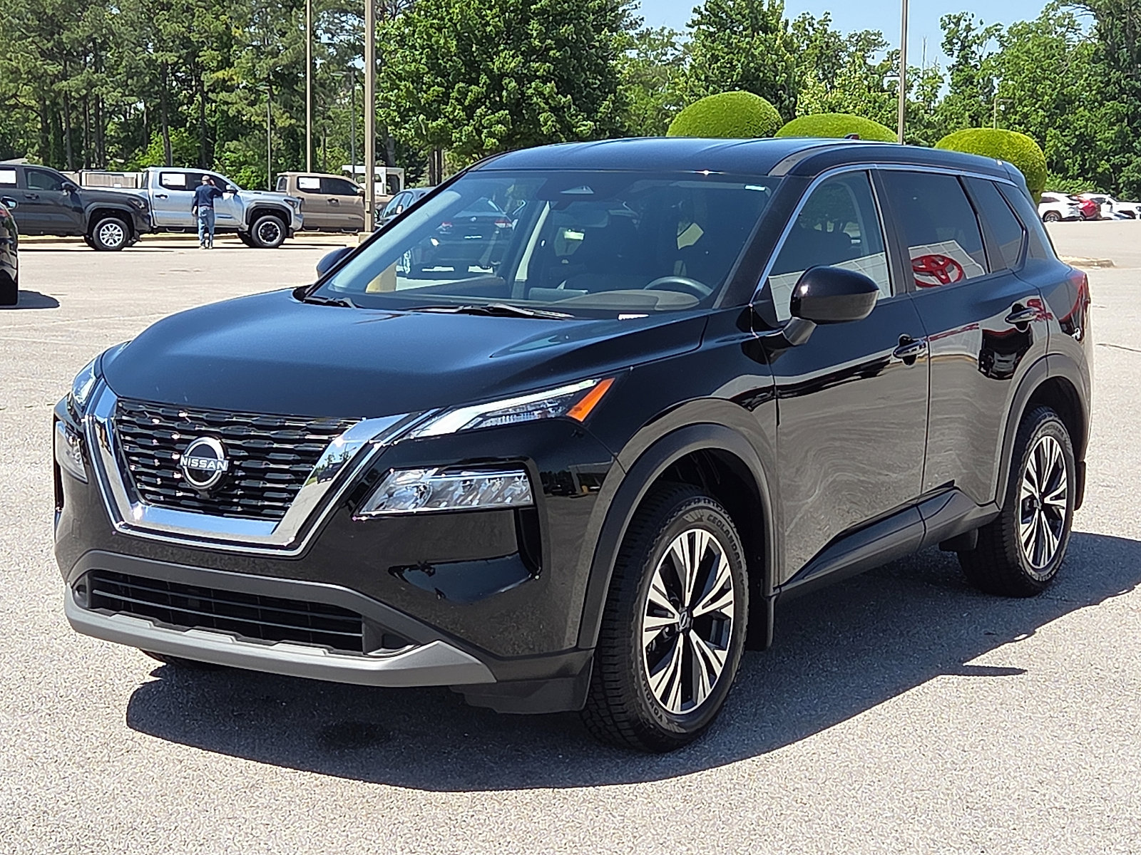 Used 2023 Nissan Rogue SV AWD/4WD image 2