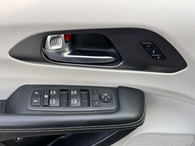 Used 2022 Chrysler Pacifica Touring-L w/ Uconnect Theater Family Group FWD image 14