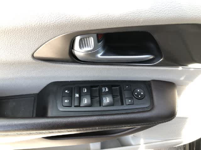 Used 2017 Chrysler Pacifica Touring-L FWD image 31