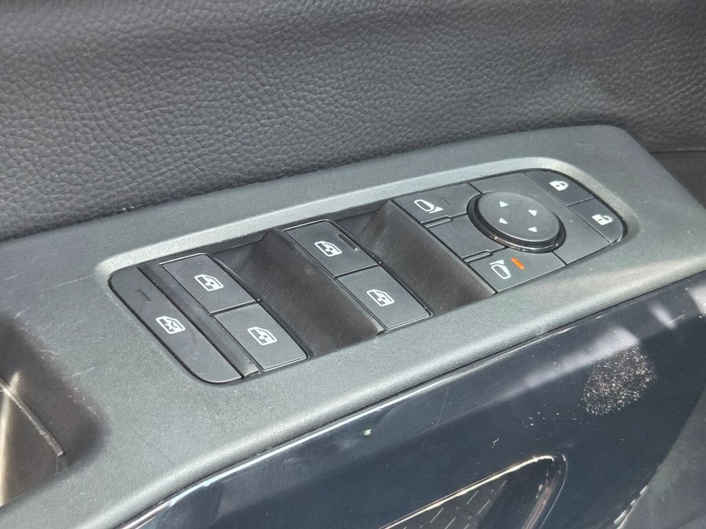 Used 2025 Nissan Pathfinder SV AWD/4WD image 32