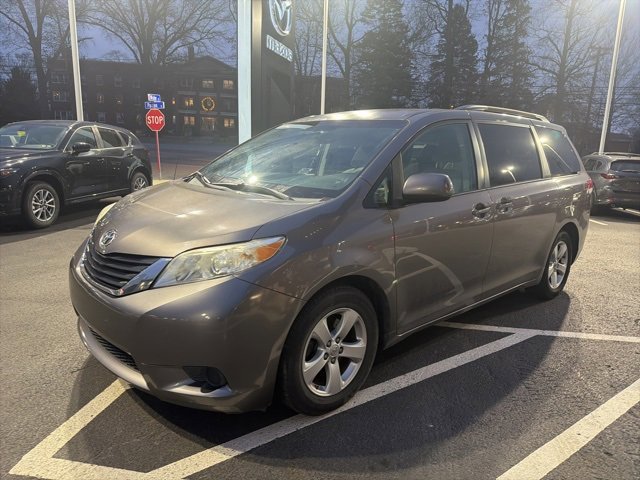 Used 2014 Toyota Sienna LE image 3