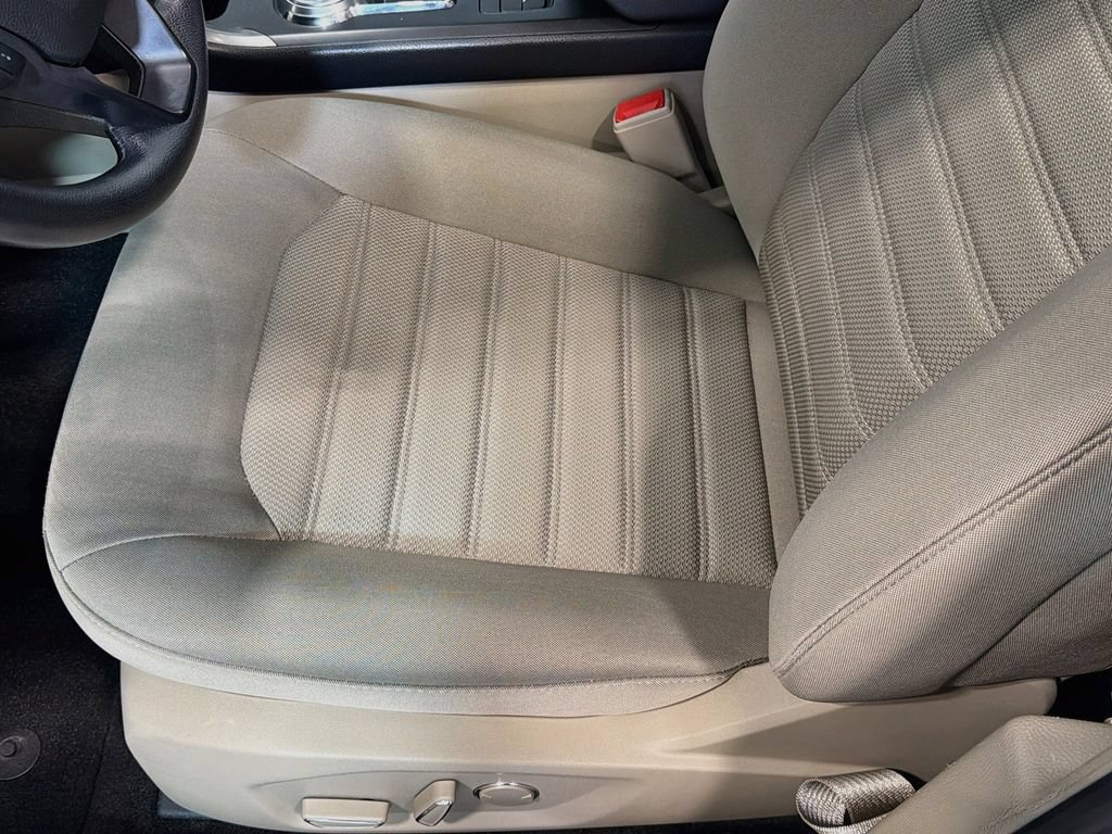 Used 2020 Ford Fusion SE FWD image 19
