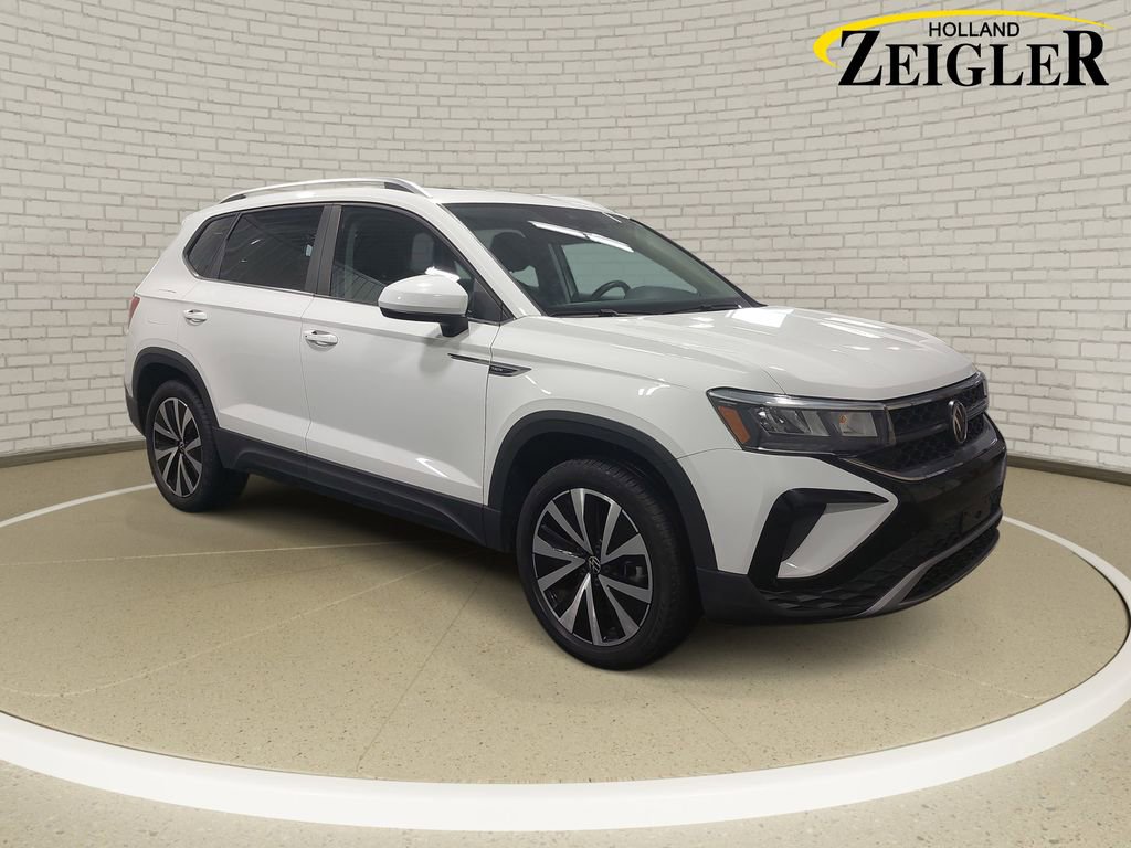 Used 2023 Volkswagen Taos SE w/ Panoramic Sunroof Package image 3