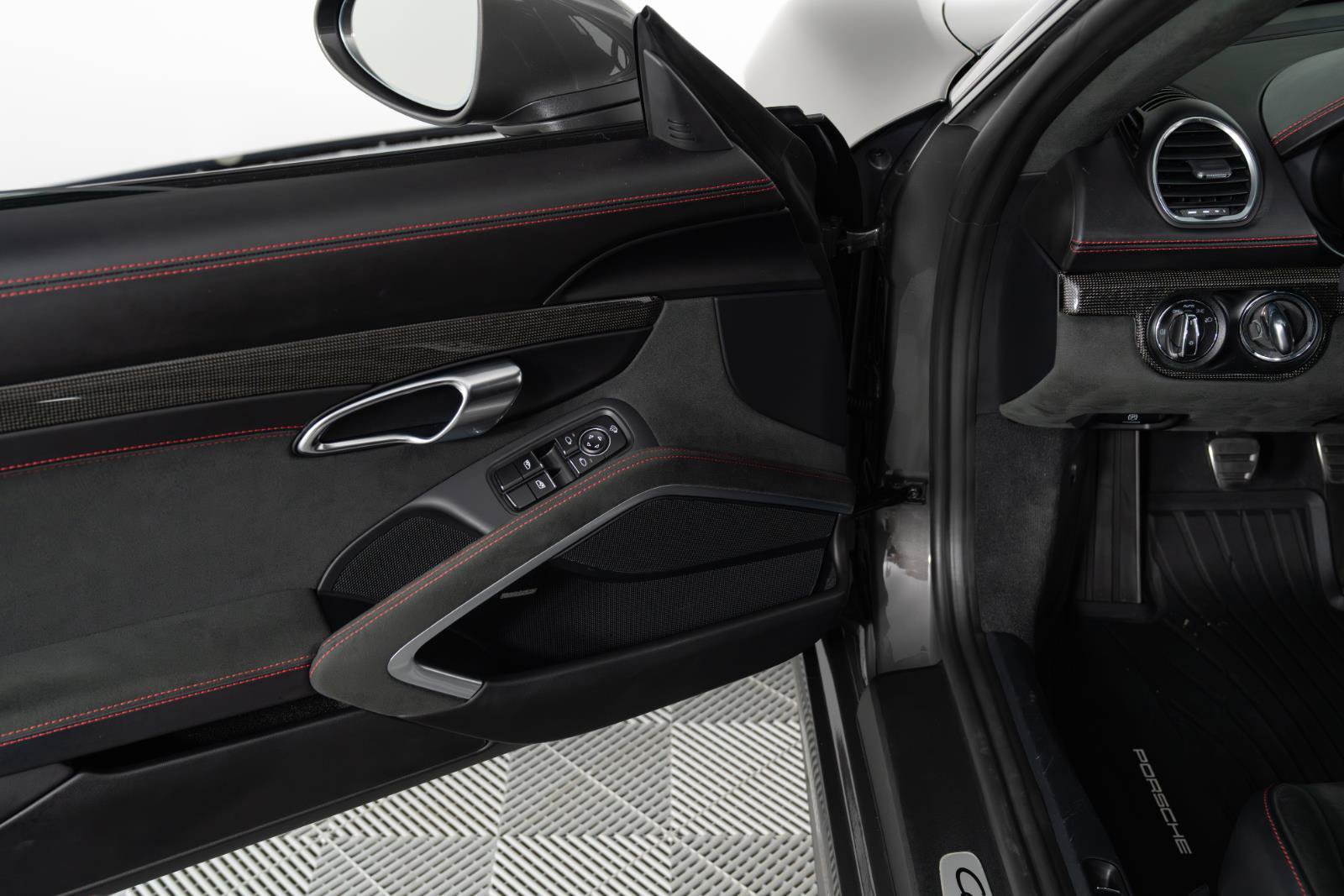 Used 2024 Porsche 718 Cayman GTS RWD image 27