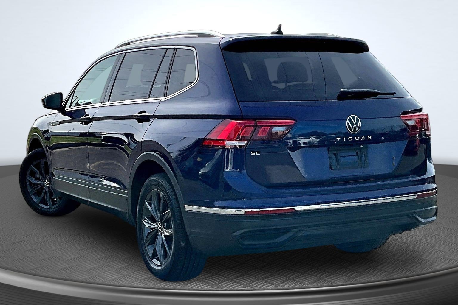 Used 2022 Volkswagen Tiguan SE FWD image 3