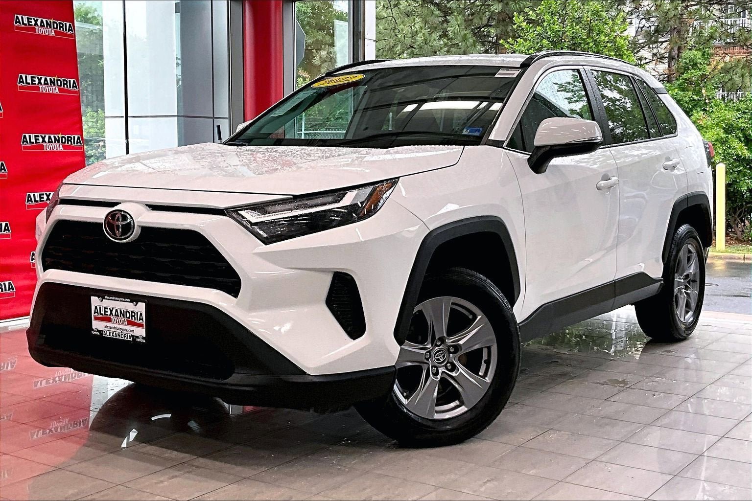 Used 2022 Toyota RAV4 XLE AWD/4WD image 1