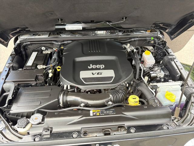 Used 2018 Jeep Wrangler Sahara w/ Connectivity Group AWD/4WD image 24