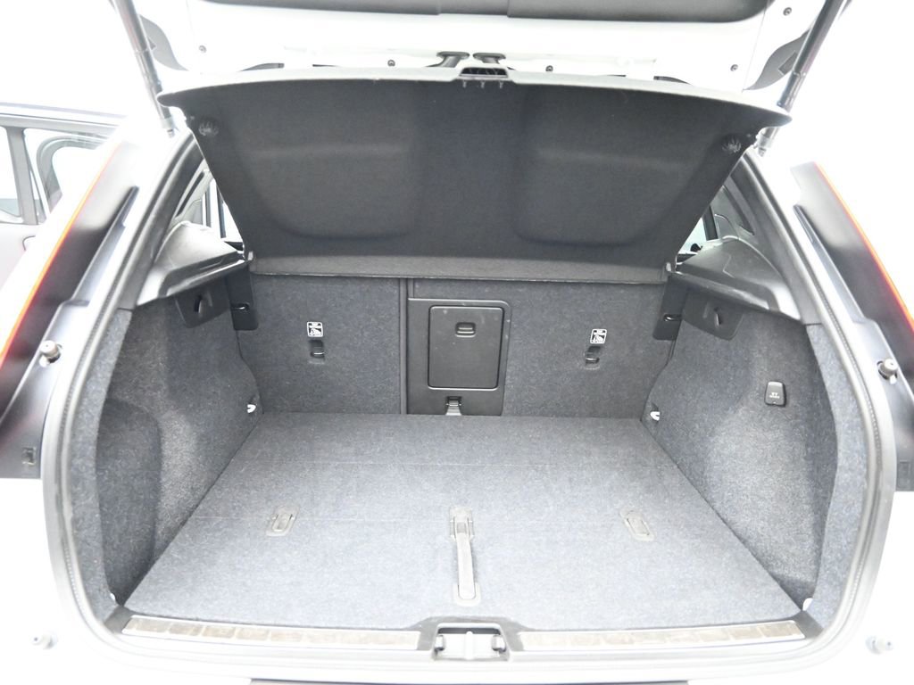 Used 2025 Volvo XC40 B5 Plus image 14