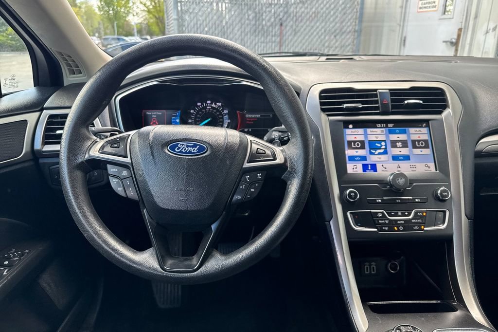Used 2019 Ford Fusion SE FWD image 14