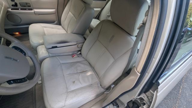 Used 2011 Lincoln Town Car Signature Limited image 14