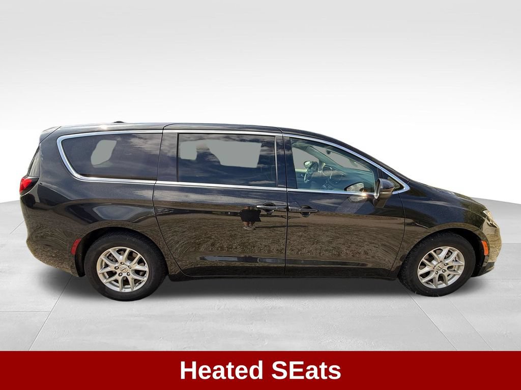 Used 2023 Chrysler Pacifica Touring-L FWD image 7