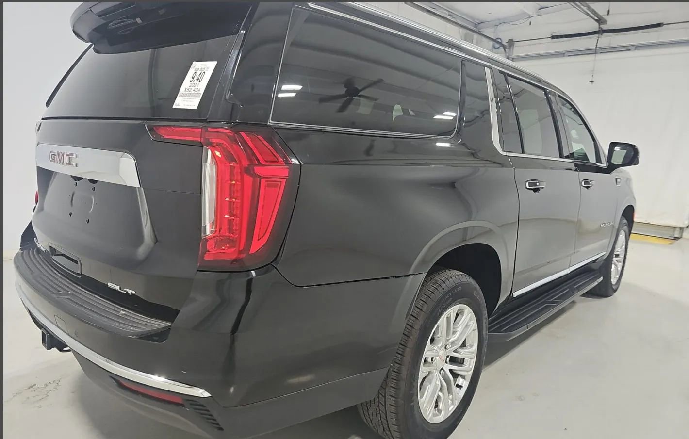 Used 2021 GMC Yukon XL SLT w/ SLT Premium Package image 2