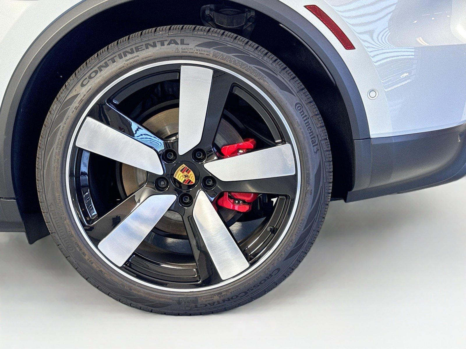 Certified 2025 Porsche Macan 4S Electric AWD/4WD image 24