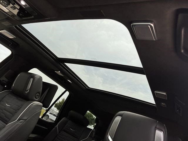 New 2026 Cadillac Escalade V w/ LPO, ONYX Package AWD/4WD image 19