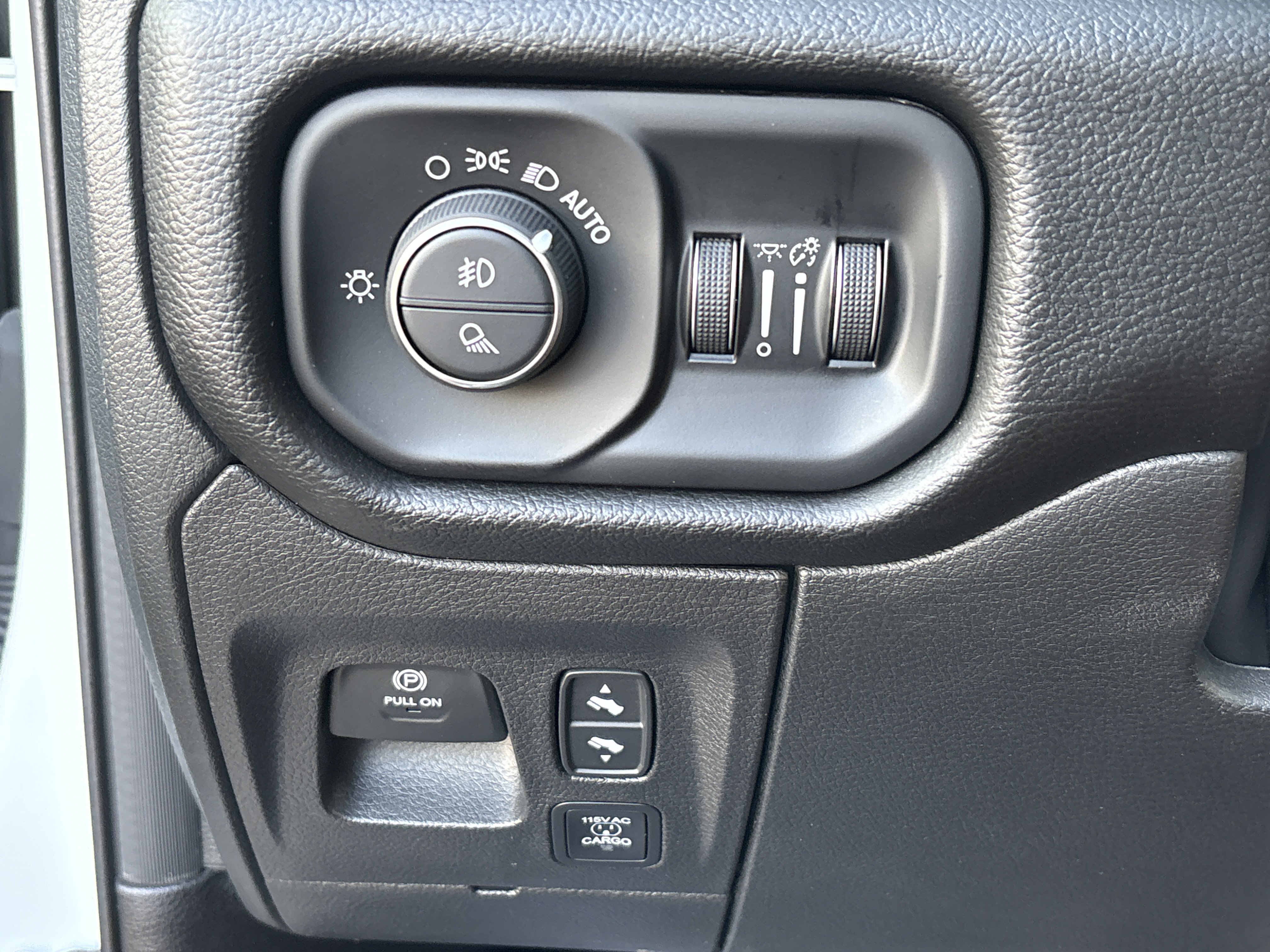 Used 2025 RAM 1500 Big Horn AWD/4WD image 33